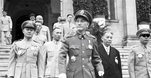 军长|兰封失守,军长无能遭撤职,战将师长却被枪毙,7年后,军长竟还成了总司令