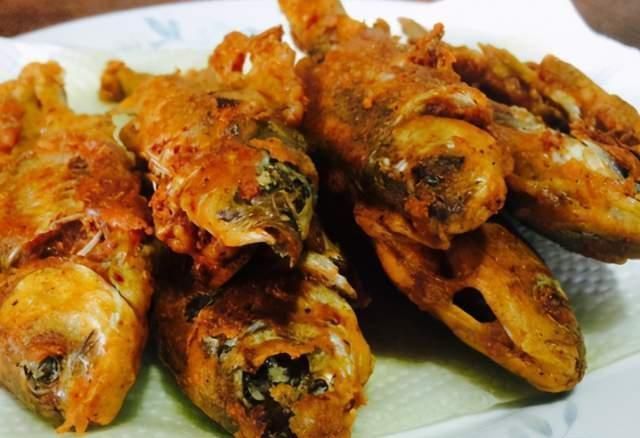 回软|炸小鱼时,有人裹粉有人挂蛋液,大厨:教你正确做法,香酥不回软