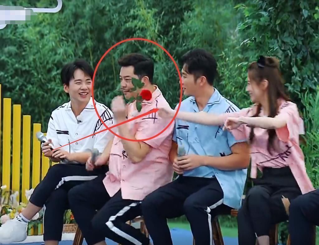 蔡徐坤略過baby，把玫瑰花給沙溢以為沒事，誰知baby手部舉動真實了