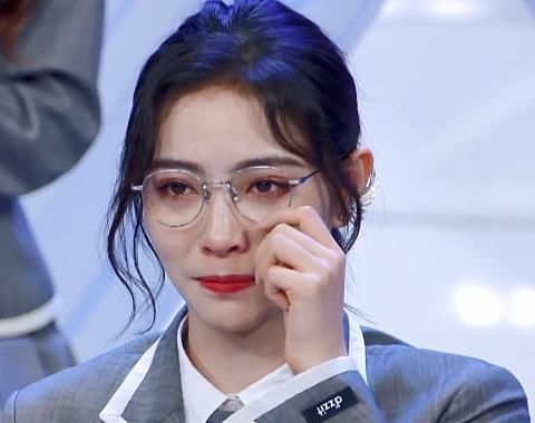 左卓成“最后幸运儿”晋级时,镜头切换到许佳琪,素质不是装出来的