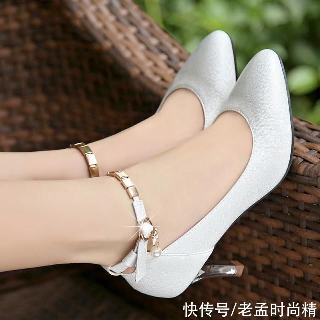 细高跟|女人都应该备上一双细跟鞋,上街超有自信