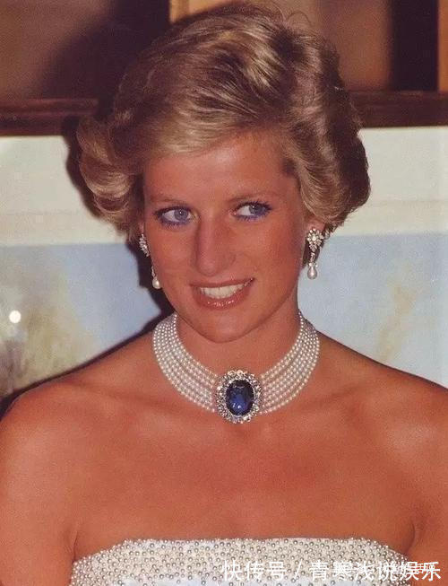 礼服@戴安娜生前的经典项链,被卡米拉改成胸针,却戴一次被人骂一次