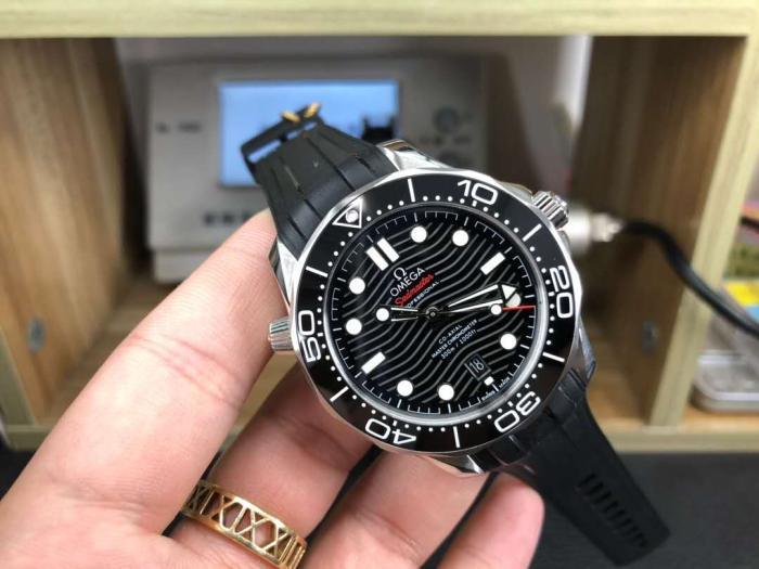 戴不起劳力士水鬼,三四十岁男士戴块欧米茄海马300也不差