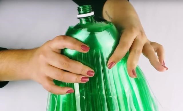 我家扫帚独一无二，忒好用！邻居见后都夸：塑料瓶做的还挺好看