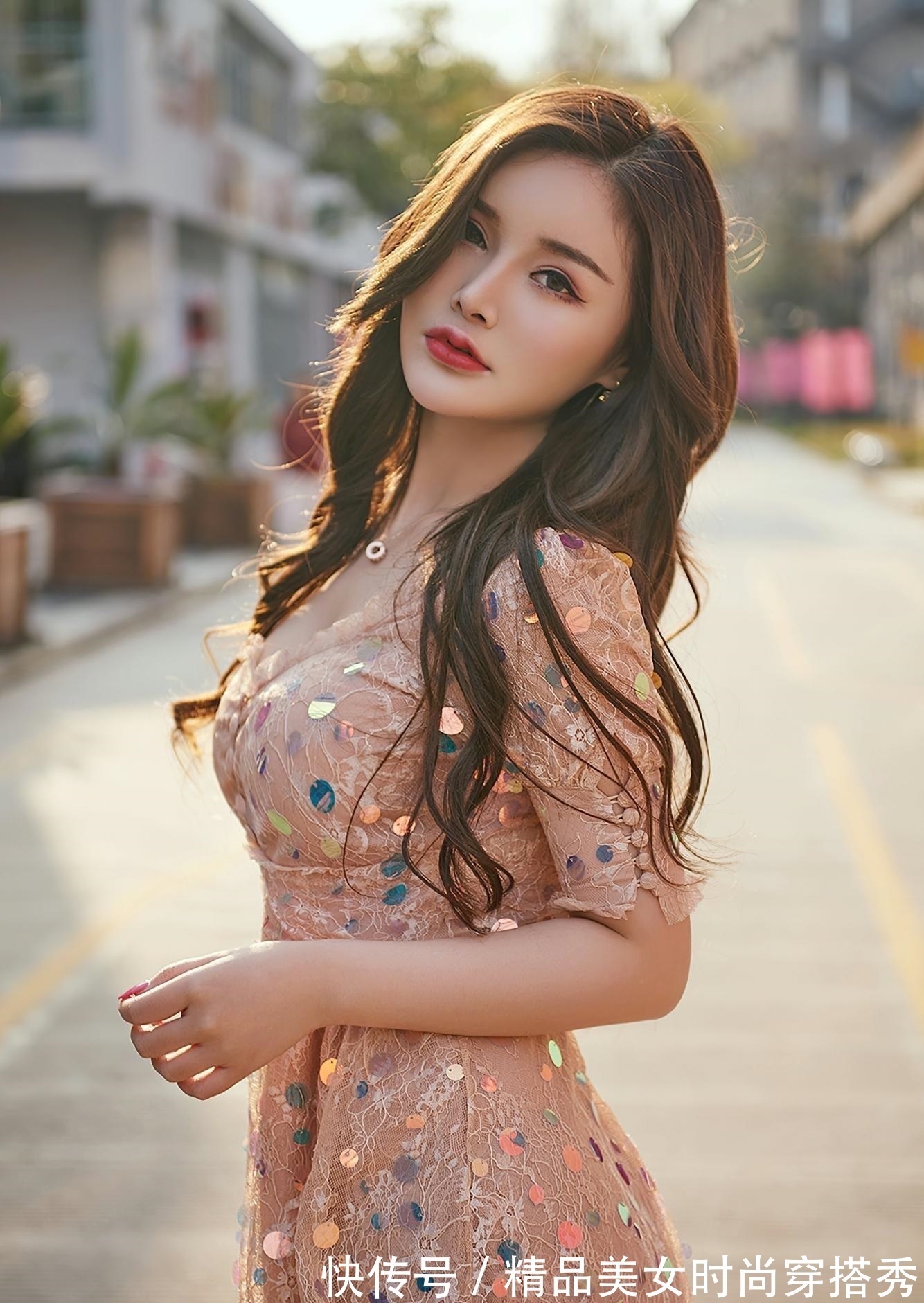 连衣裙 想要更加亮眼,那么不如就选择一款活力的橙色连衣裙吧