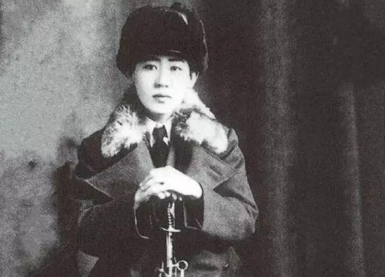 玷污|川岛芳子罕见老照片:图一养父将其玷污,图八是其被执行枪决现场