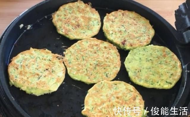 黄瓜如此做法，清香扑鼻，口感软绵，不加一滴水，非常适合做早餐