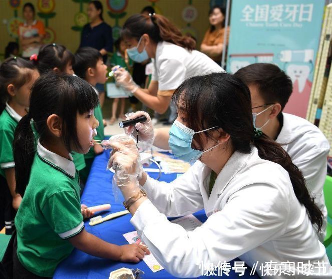 孩子|“双层牙”的孩子越来越多,和家长的习惯有关系,很多家庭仍在做