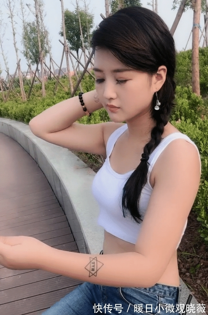 睫毛|麻花辫美女,睫毛忽闪忽闪,坐在街边等谁呢?