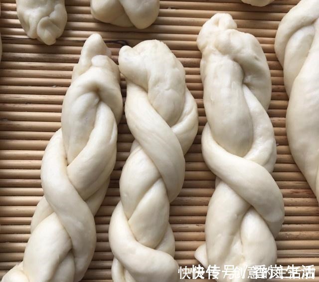 做法|炸麻花不用买，在家自己做，咬一口嘎嘣香脆，做法超简单