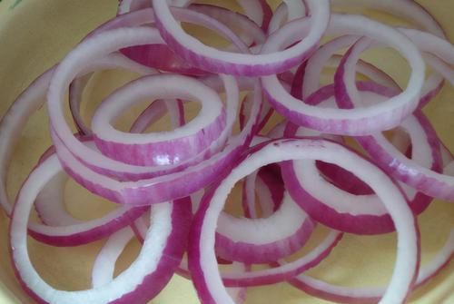 最近,洋葱这做法火了,放2个鸡蛋下锅一煎,香软酥脆清爽好吃