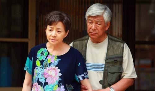 振荣|张洪杰为何75岁仍带着“丑妻”拍戏原来家里养了“一群狼”