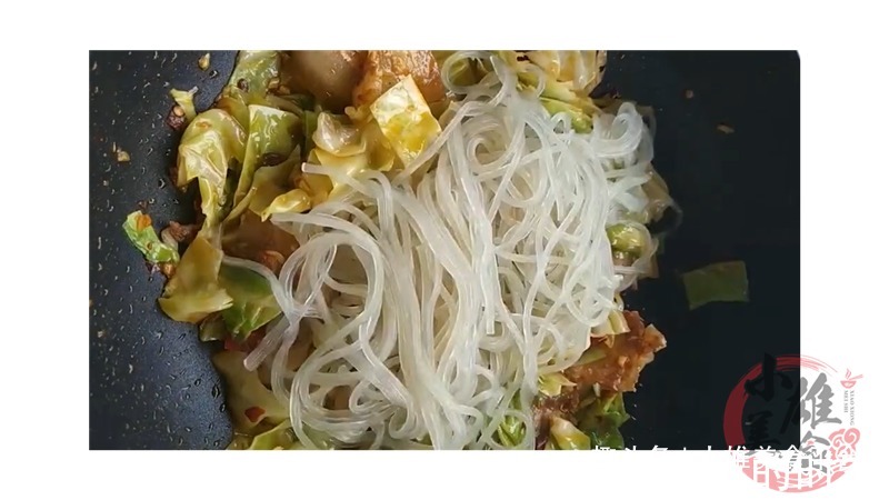 “包菜炒粉丝”的正确做法难怪炒粉条老粘锅,一看才明白
