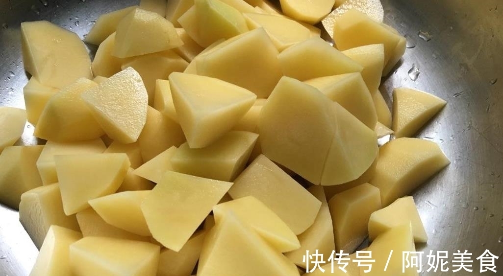 清洗干净|解锁土豆新吃法，能当主食能当菜，外焦里糯比肉还香，全家都爱吃