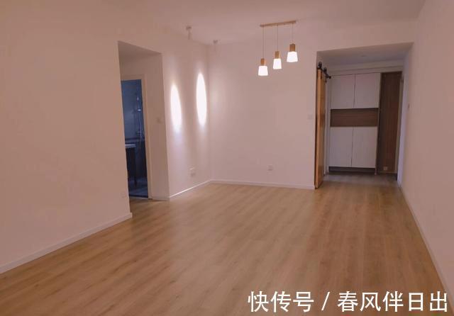 安装|极简原木风装修，不做吊顶和电视墙，全屋铺木地板，温馨又舒适