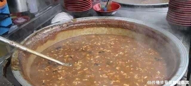 这脏兮兮的食物,是国内知名小吃,外地人吃不惯,本地人离不开!