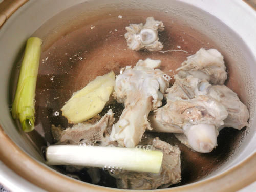 鲜美|煮羊肉汤,最忌讳放这调料,否则一锅肉都白煮了,汤不鲜美特难吃