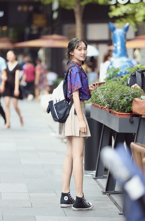 街拍:成熟知性的小姐姐,身材性感曲线感十足,优雅气质很迷人