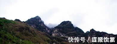 千山万里$将军睡千年:将军的战袍由山川而制,足够凝重庄严