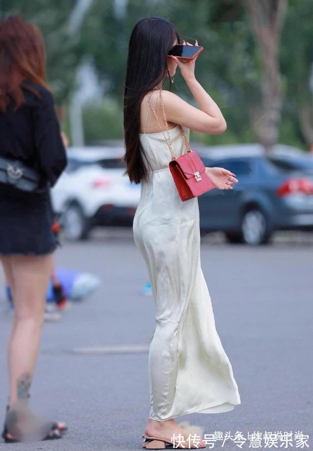 舒适|吊带裙就是这样,不仅清爽舒适,还能让你的造型轻松优雅起来