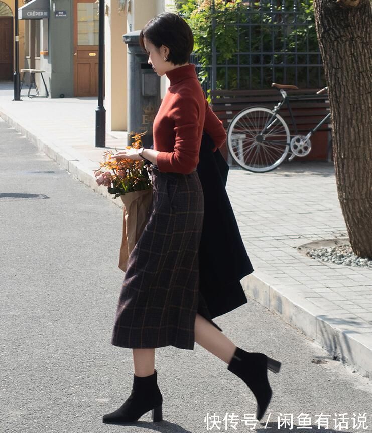 格纹|40岁女人别刻意扮嫩,学70后博主穿“格纹裙+毛衣”,优雅又减龄