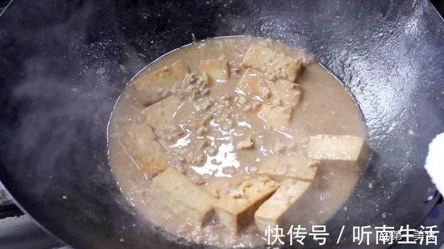 入味|豆腐怎样煎不粘锅，用这2个小技巧，豆腐金黄又嫩，汤汁浓郁入味
