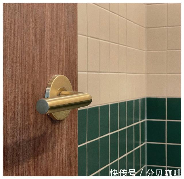 卫生间门|进门无玄关?试试她家的方法,还能多出一个餐厅,实用又耐看!