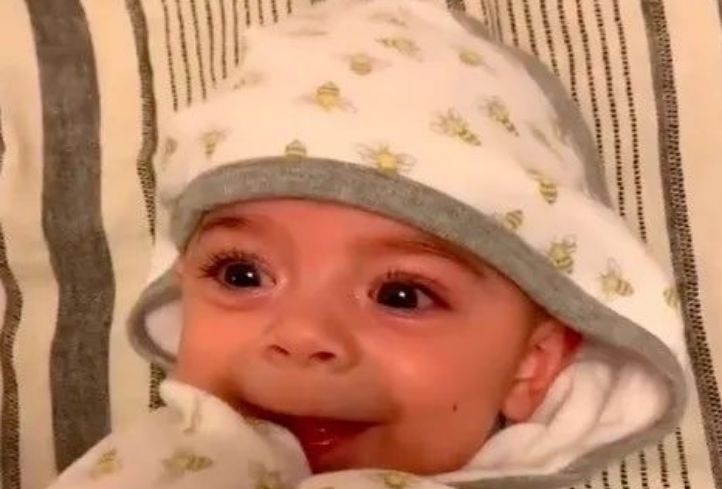 妈妈将6个月孩子放进锅里,用意面和酱料拌了,被斥:不负责任