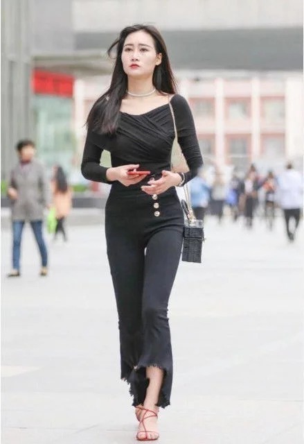 长发|街拍:活泼可爱的时尚小姐姐,柔顺的长发,温柔中不失大气