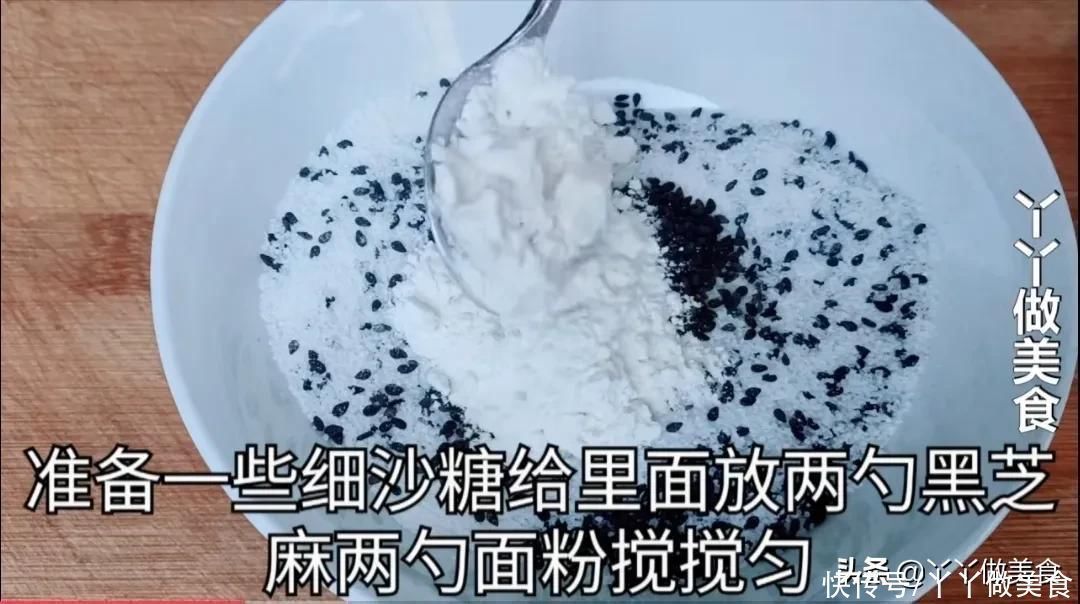 面粉|孩子最喜欢的烫面糖饼，5分钟教你在家做，步骤详细，看了你也馋
