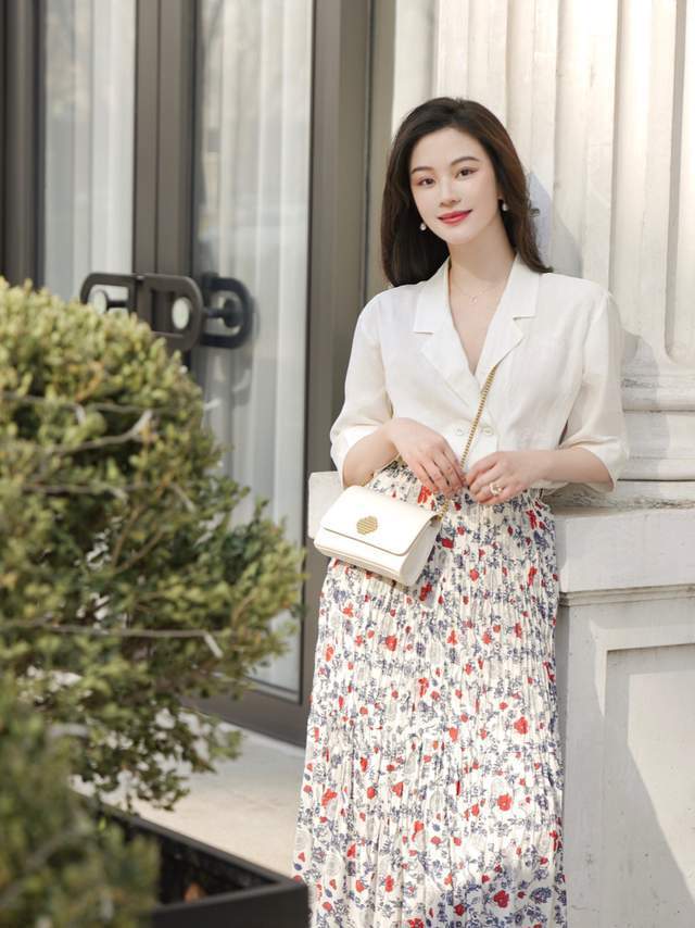 搭配|碎花裙在秋天没过时,依然很好看,搭配一件外套温柔优雅又有气质