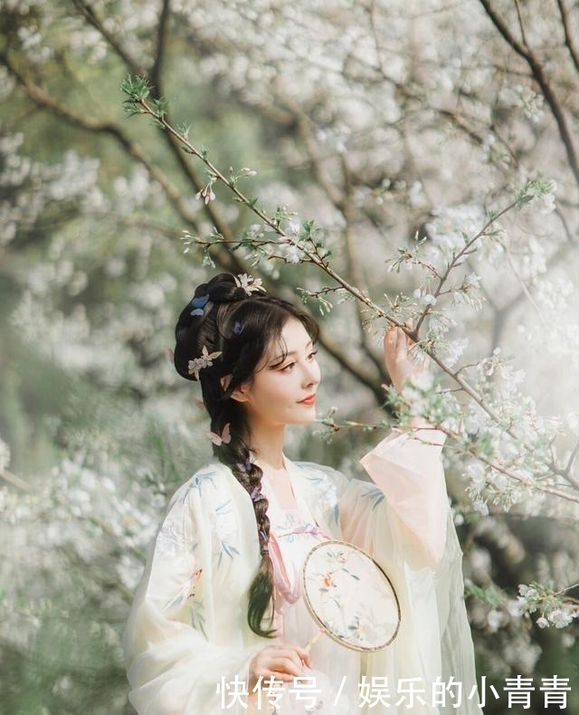 最近火了一种“阴间”汉服，穿上就可以拍鬼片，很像黑山老妖