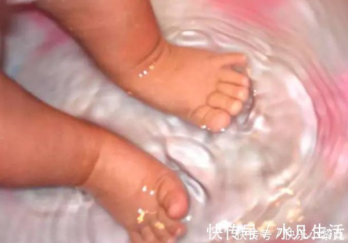 大长腿|家长带孩子“泡脚”,或会耽误娃的脚部发育,现在改还来得及