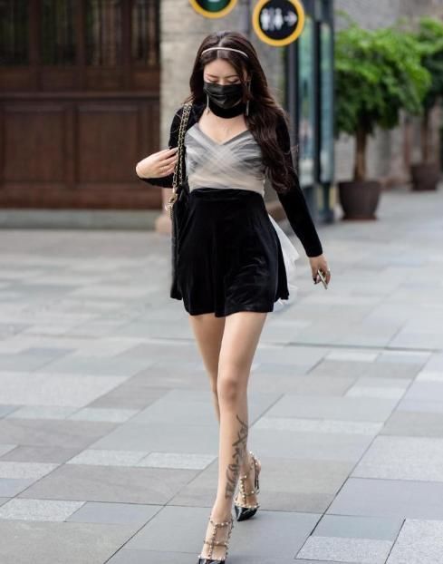 连衣裙|美女穿搭:黑色丝绒连衣裙美女, 英姿飒爽, 气质典雅冷艳