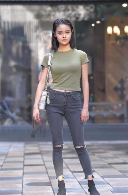 靓丽|军绿色衬衣搭配灰色破洞牛仔裤,时尚靓丽,显高显瘦