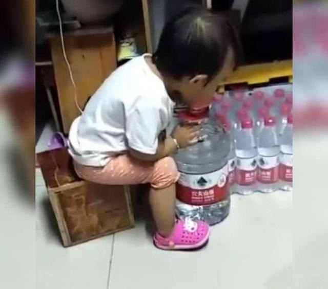 奶瓶|“自力更生”宝宝喝水走红，自己想出奇招，网友：还不如孩子聪明