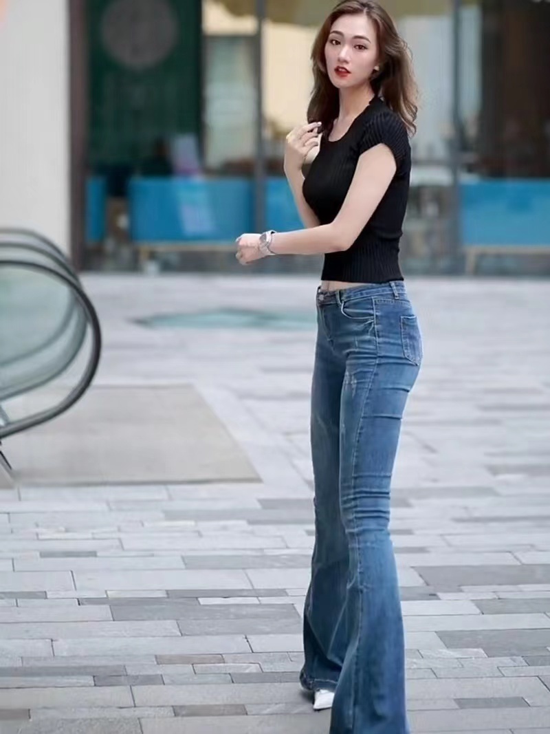 修身 靓丽小姐姐修身牛仔裤,这样穿搭清爽显身材,优雅迷人充满青春活力!