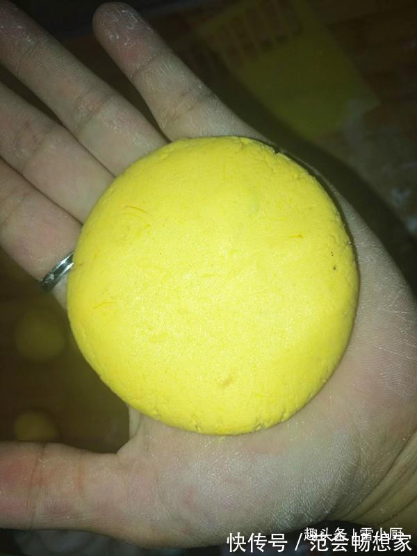 南瓜饼这么做，吃了一个还想吃一个，又香又糯！