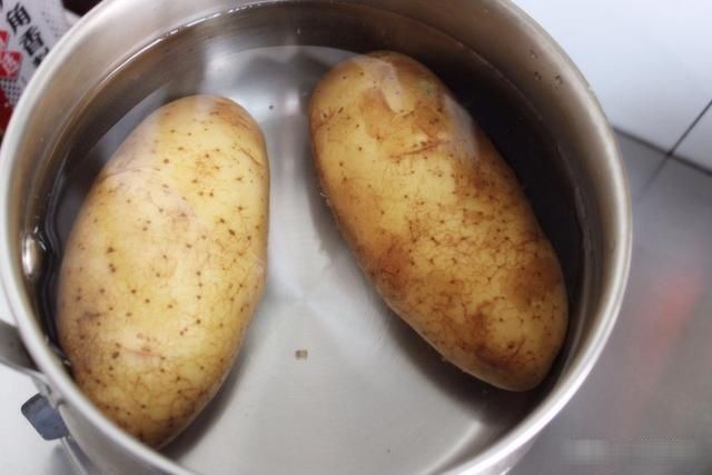 土豆去皮原来这么简单,大厨教您一招,一拉就开,再也不用削皮了