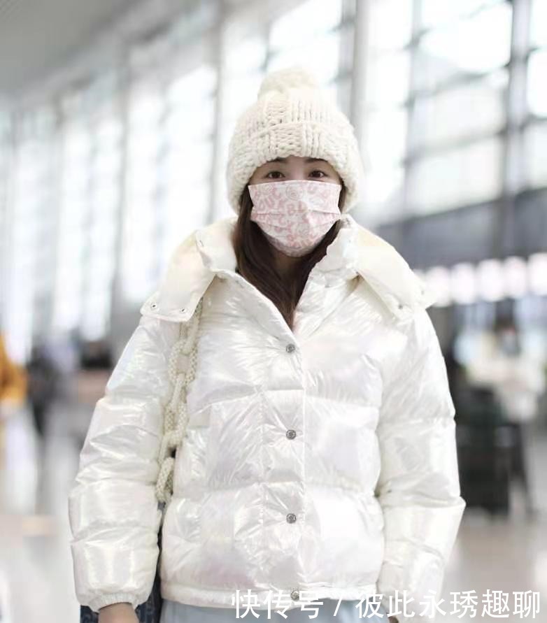 白色永不过时,今冬过年就穿白色羽绒服,优雅又大气