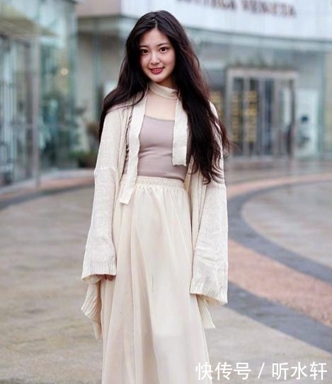 白色|街拍:小姐姐穿着白色的吊带背心搭配牛仔长裤,气质甜美性感