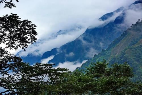 中年|四川一处不知名的旅游景点，很适合春游踏青，最高峰达4812米