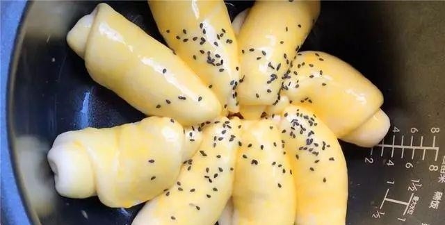 电饭锅做早餐面包的配方，比蒸馒头还香甜，学会可以做给家人吃！