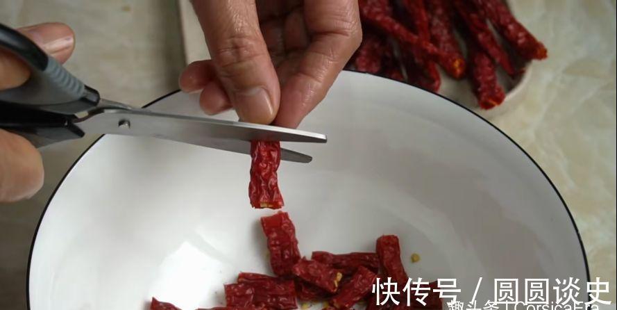 超市15元一斤的辣椒酥,教你在家做,能当零食能下酒,又香又脆