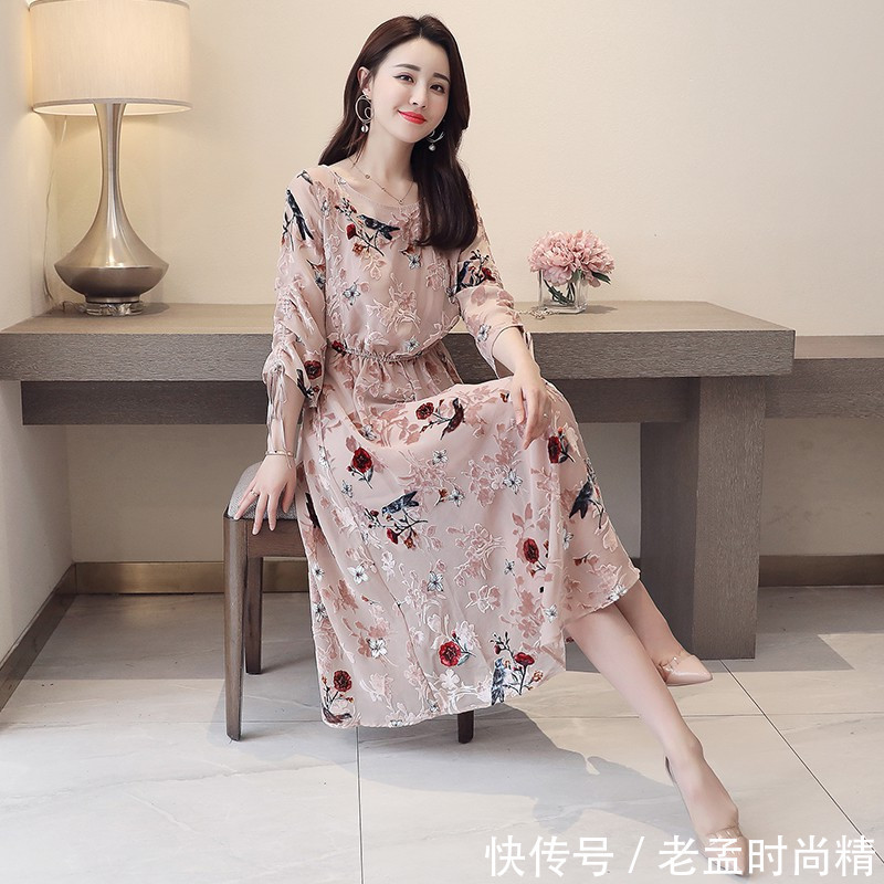 版型 别以为女人年纪大了就不能穿碎花裙,看看下面这些,一个比一个有气质