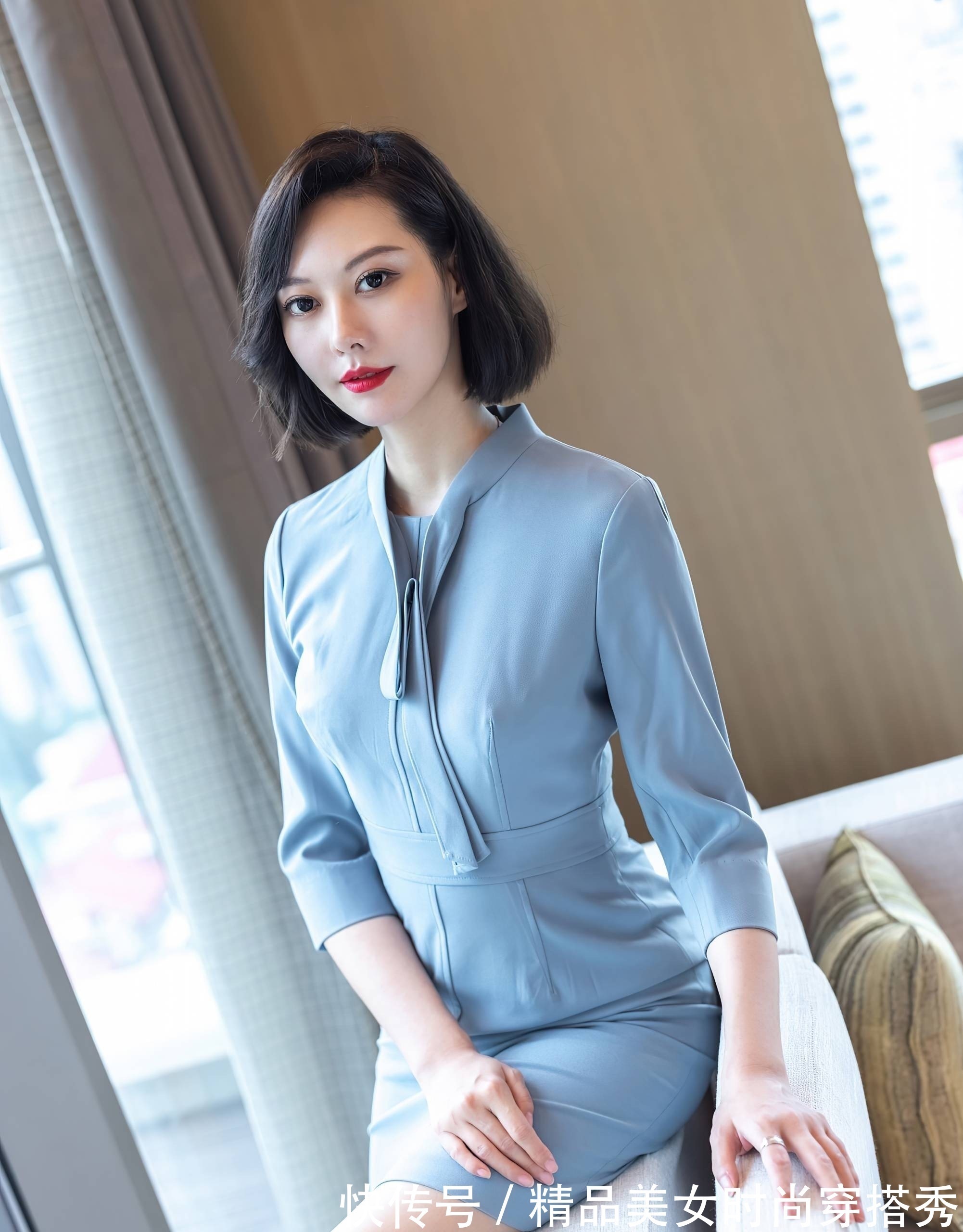 职场 职场穿搭:蓝色连衣裙搭配格子高跟鞋,沉稳又不失女性优雅