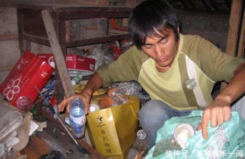 患病|当年睡猪圈、捡垃圾、背着患病母亲求学的孩子,如今变成什么样了