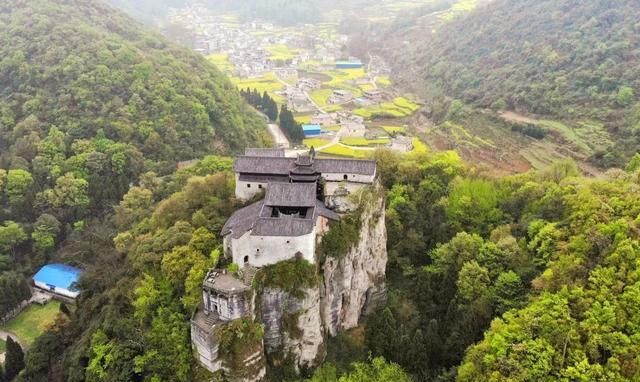 伍龙寺|贵州有处小景点，依山而建，立于山峰之巅，集自然人文景观为一体