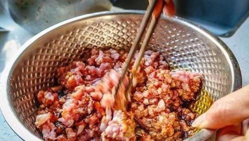 馅料|把“三样”东西加到饺子馅里，馅料光滑多汁，很好吃