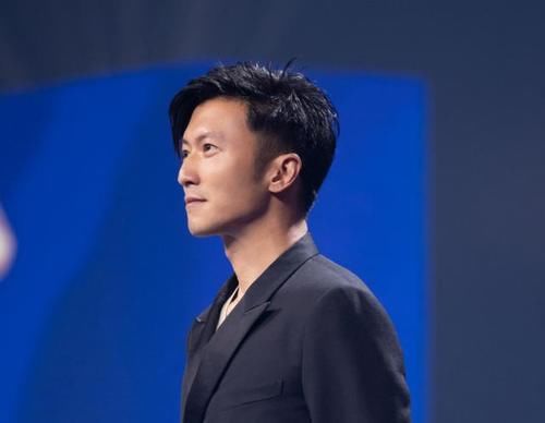 國慶晚會|謝霆鋒參加國慶晚會錄制，臺上一臉嚴肅，結(jié)束后秒變笑臉很是俏皮